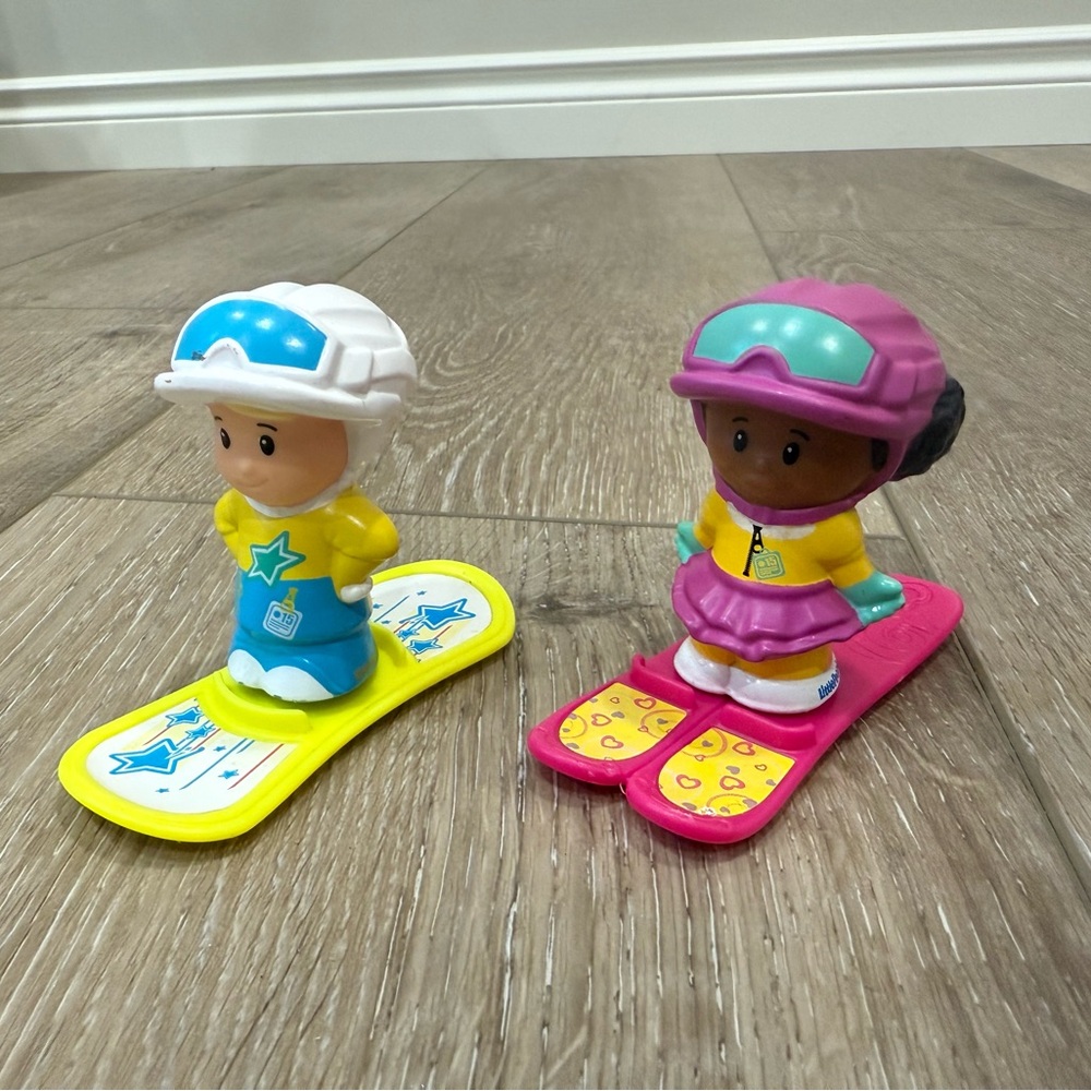 Little People Eddie snowboarder & Tessa Skier